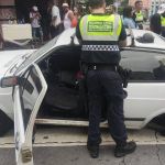 Motorista é preso dirigindo carro sem roda traseira perto de foliões no Centro de Belo Horizonte