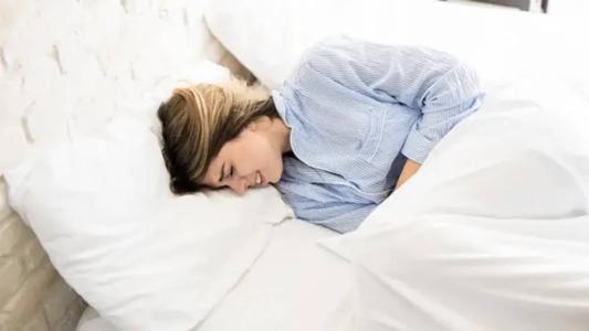 Cerca de uma a cada dez mulheres sofre de endometriose, uma condição ginecológica inflamatória crônica que pode se manifestar por meio de ciclos menstruais acentuados e dores intensas.