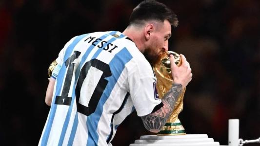 Messi beija o troféu da Copa do Mundo após histórica conquista sobre a França