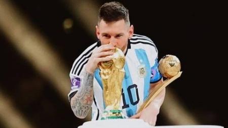 Messi beija taça da Copa do Mundo e carrega prêmio de melhor jogador