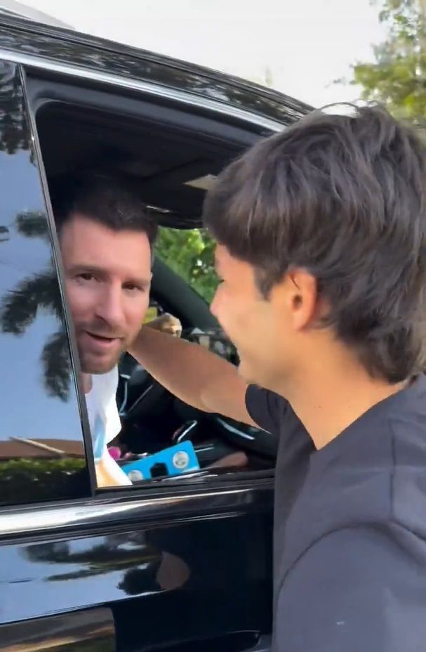 Video: Ao lado da esposa, Messi para carro e atende fãs em Miami