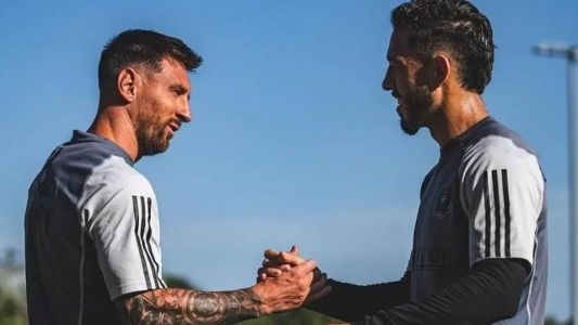 Messi e Jean Mota se cumprimentam em treino do Inter Miami, nos Estados Unidos