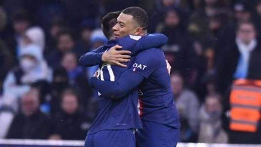 Messi e Mbappé se abraçam na vitória do PSG neste domingo (26)