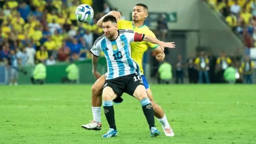 Messi em ação contra o Brasil em jogo pelas Eliminatórias, na semana passada