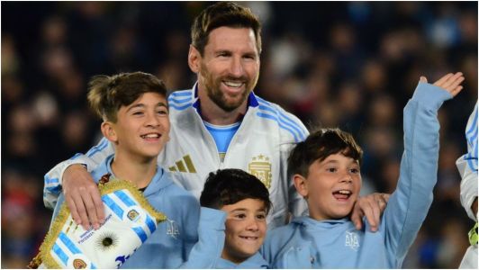 Messi esteve acompanhado por seus três filhos na entrada em campo para o jogo contra a Venezuela, nessa quinta-feira (4)