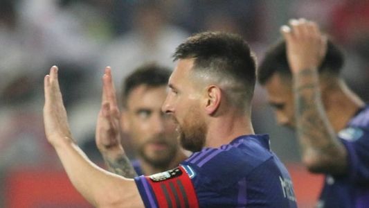 Messi pela Argentina contra o Peru, em Lima, pelas Eliminatórias
