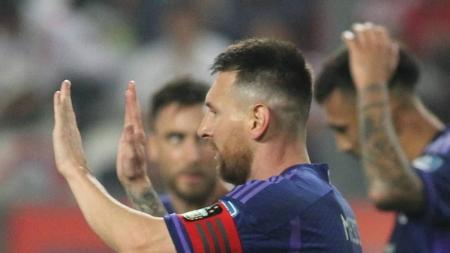 Messi pela Argentina contra o Peru, em Lima, pelas Eliminatórias