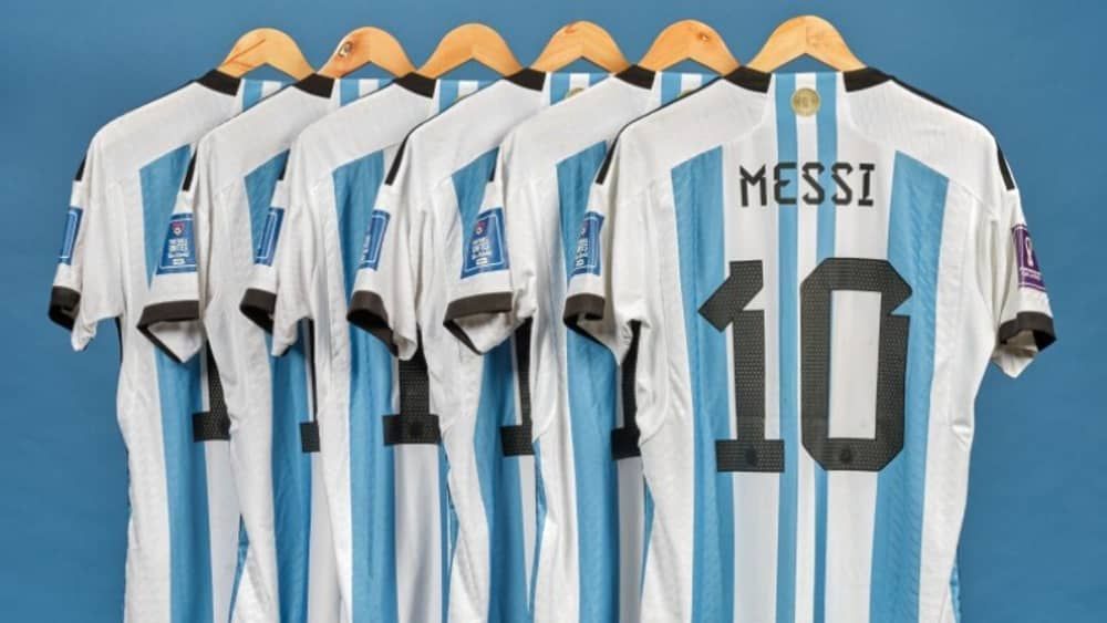 Camisas que Messi usou na Copa do Mundo de 2022 vão a leilão