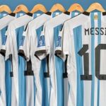 Camisas que Messi usou na Copa do Mundo de 2022 vão a leilão