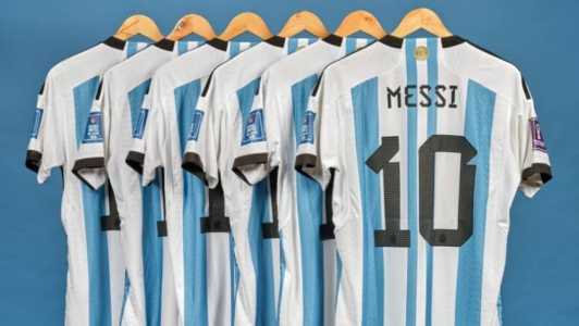Messi usou as camisas durante os jogos da Copa do Mundo de 2022