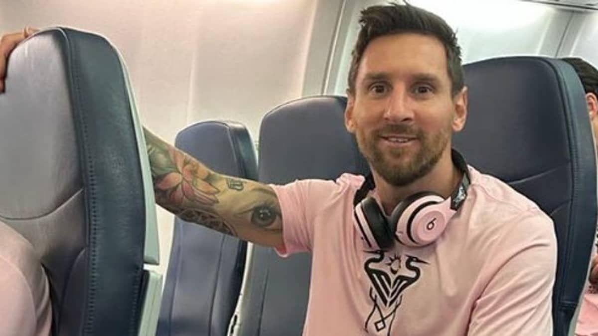 Messi publica foto em classe econômica de avião e viraliza nas redes