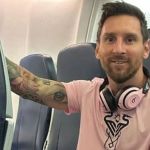 Messi publica foto em classe econômica de avião e viraliza nas redes