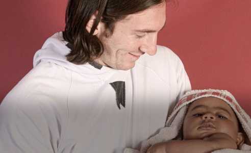 Messi, em 2007, com Lamine Yamal no colo em ação da Unicef