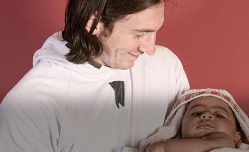 Messi, em 2007, com Lamine Yamal no colo em ação da Unicef