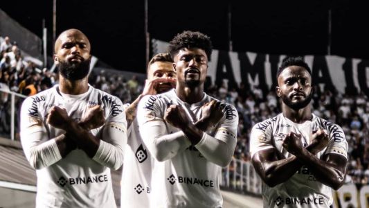 Messias (esq), Bauermann (centro) e Mendonza (dir), em vitória do Santos