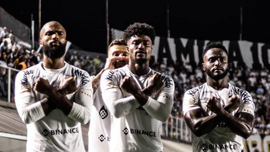 Messias (esq), Bauermann (centro) e Mendonza (dir), em vitória do Santos