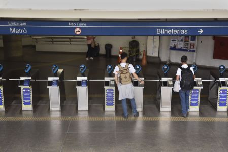 Passageiros passam por catraca para ingressar em estação do metrô em BH