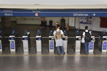 Passageiros passam por catraca para ingressar em estação do metrô em BH