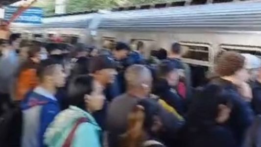 Metrô de BH tem estações lotadas na manhã desta quarta-feira (28)