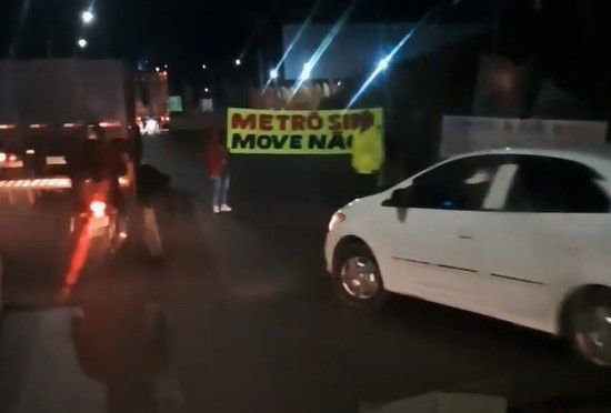 'Metrô sim, Move não': protesto na BR-040 trava o trânsito em Ribeirão das Neves (MG)