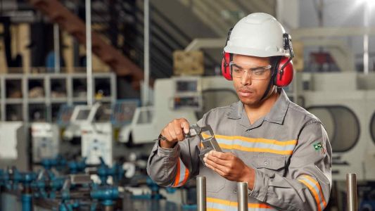 Um controle de qualidade eficaz permite que a indústria identifique problemas antes que o produto chegue ao mercado