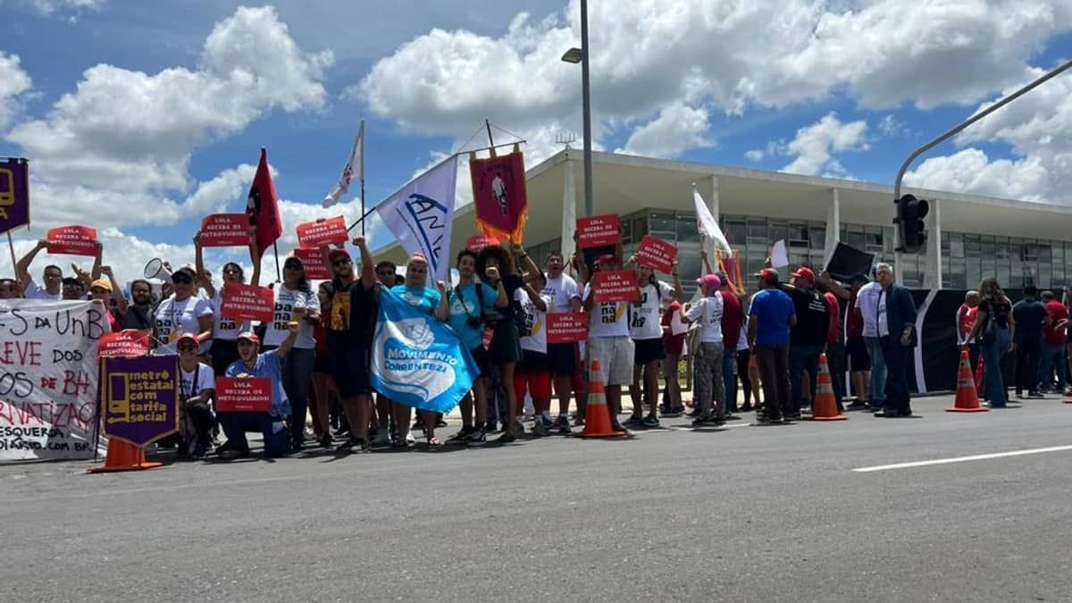 Metroviários de BH se reúnem com equipe de Lula e protestam em Brasília