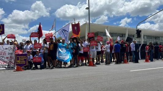 Metroviários estão em Brasília e fazem protesto em frente ao Palácio do Planalto