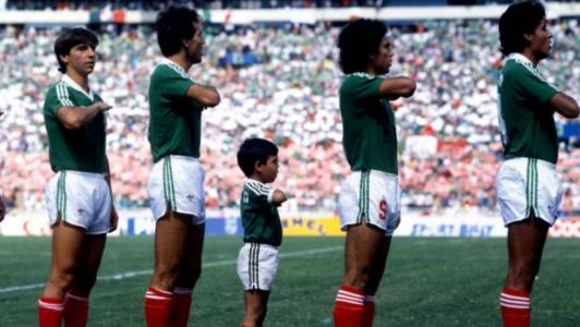 Mexicanos perfilados antes de jogo da Copa do Mundo de 1986
