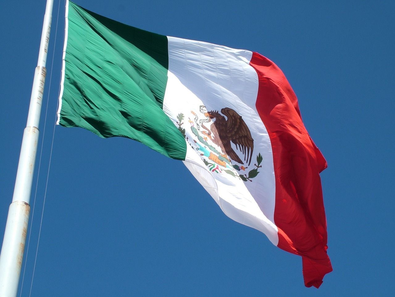 México enfrenta novos cancelamentos de voos, bloqueios e alerta oficial dos EUA