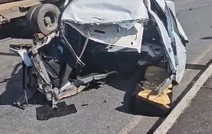 Veja imagens do  grave acidente que partiu carro ao meio e matou motorista na MG-10