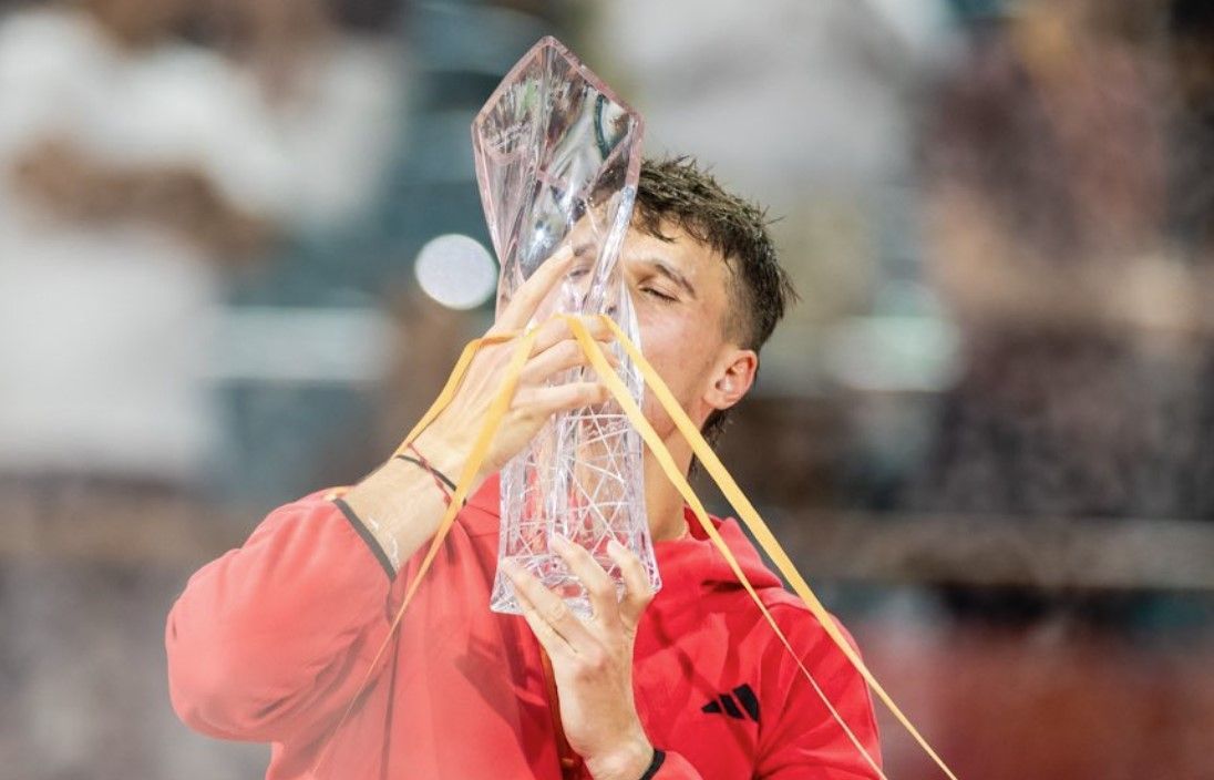 Mensik surpreende e impede 100º título de Djokovic ao conquistar Masters de Miami