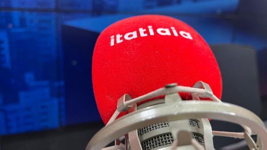 Microfone da Itatiaia no estúdio panorâmico da Rádio de Minas