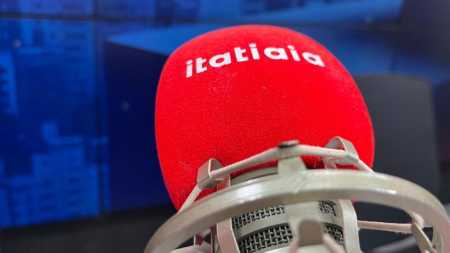 Microfone da Itatiaia no estúdio panorâmico da Rádio de Minas