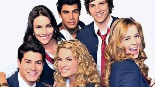 Micael Borges ao centro ao lado do elenco da versão brasileira de 'Rebelde'