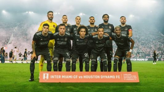 Micael (segundo em pé da direita para a esquerda) foi titular na decisão