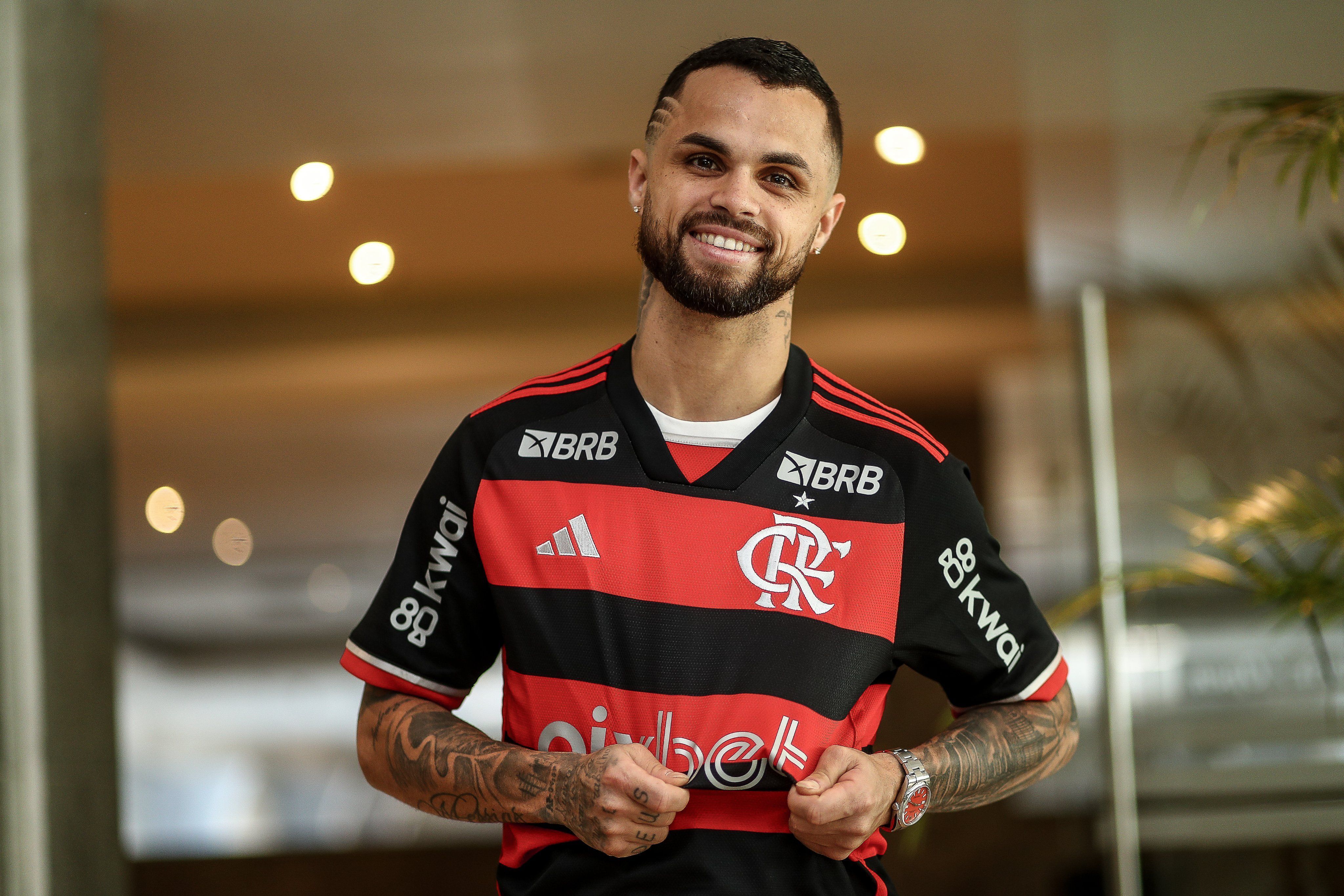 Flamengo anuncia a contratação de Michael: 'O robozinho voltou para casa'