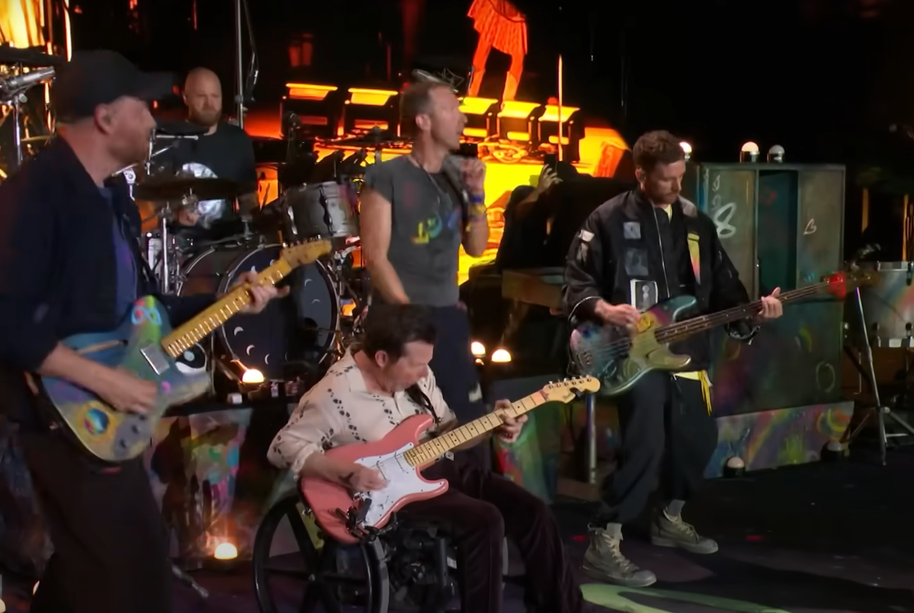 Ator Michael J. Fox, que convive com Doença de Parkinson há 30 anos, faz participação em show do Coldplay