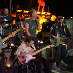 Ator Michael J. Fox, que convive com Doença de Parkinson há 30 anos, faz participação em show do Coldplay