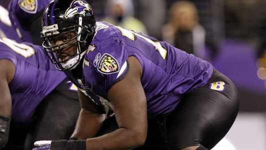 Michael Oher entrou na Justiça contra família que, supostamente o adotou