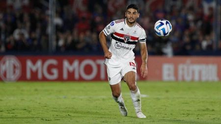 Michel Araújo deve ser um dos titulares do São Paulo contra o Puerto Cabello