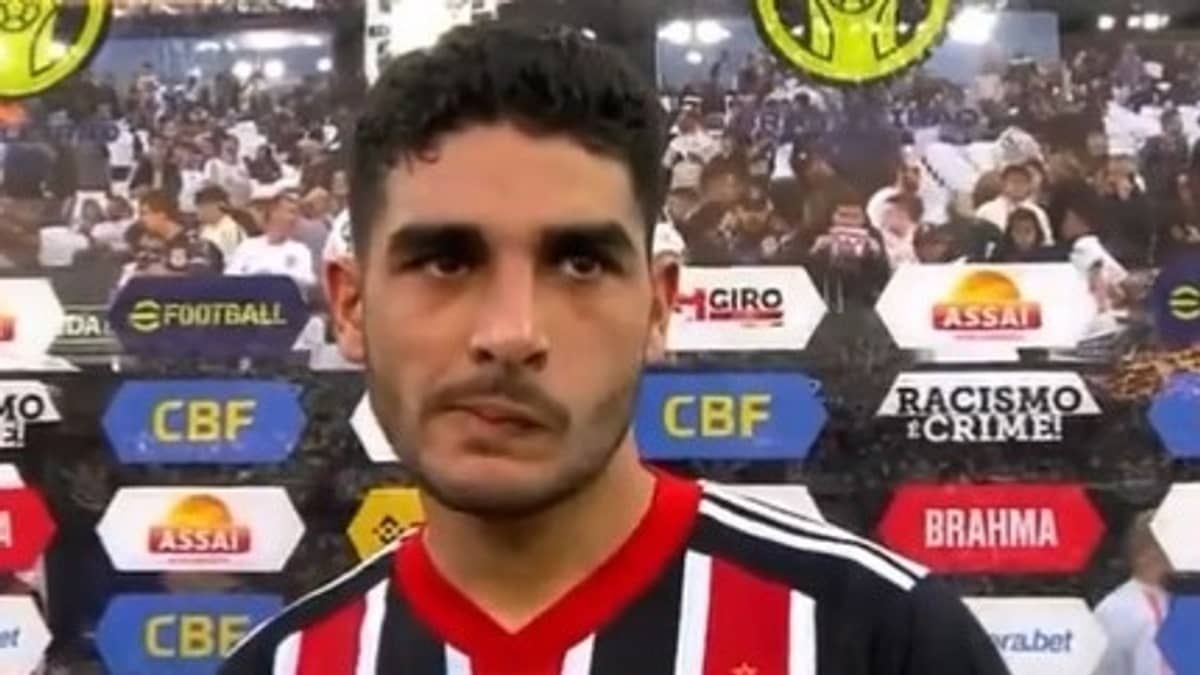 Meia do São Paulo dispara contra juiz e diz que Corinthians tem 12 jogadores