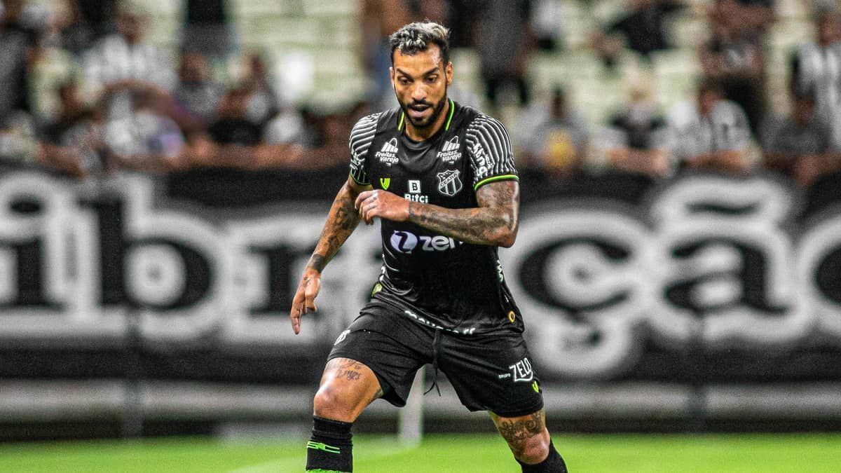 Ceará retoma treinamentos com lateral-direito como novidade