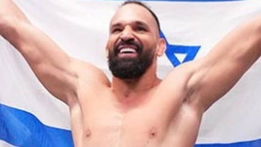 Michel Pereira carrega bandeira de Israel após nocautear adversário no UFC