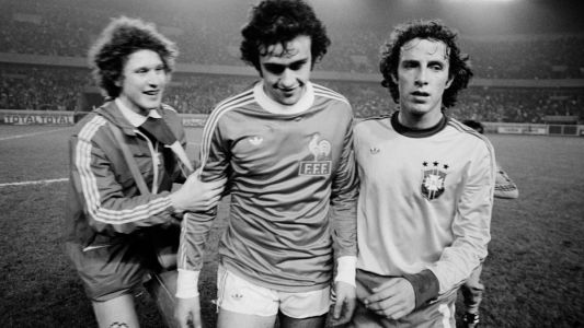 Michel Platini deixa o estádio Parc des Princes, em Paris, durante partida entre França e Brasil em 1º de abril de 1978 • Stringer | AFP
