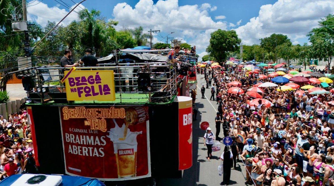 Michel Teló embala foliões com clássicos do sertanejo na Pampulha, em BH