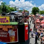 Michel Teló embala foliões com clássicos do sertanejo na Pampulha, em BH