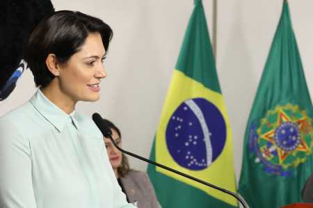 Líder do PT protocola requerimentos contra Michelle Bolsonaro | CNN Brasil