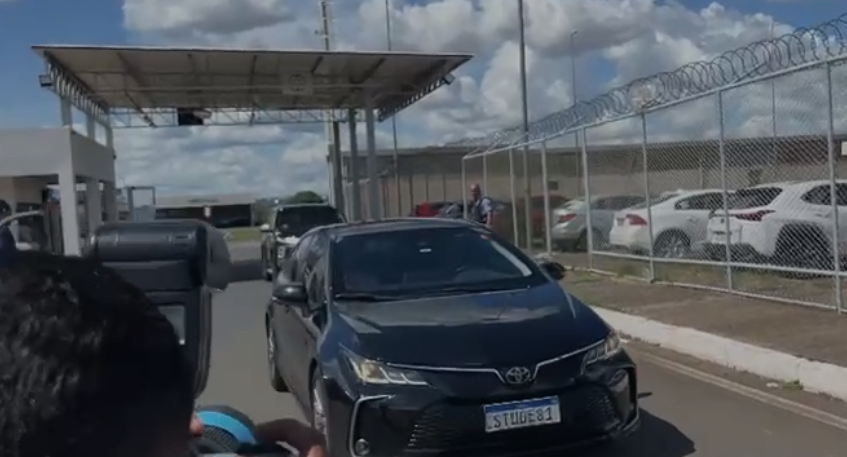 Michelle Bolsonaro chega a Brasília após prisão do ex-presidente