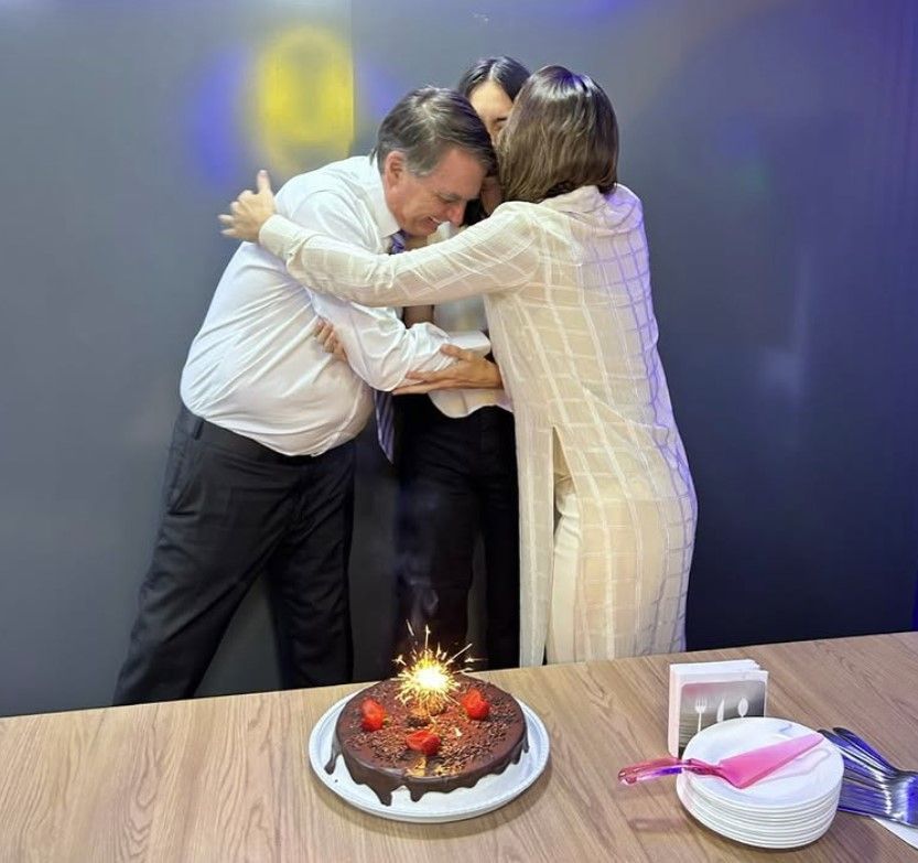 Michelle posta foto ao lado de filha e de Bolsonaro: 'Não poderemos celebrar como pretendíamos'