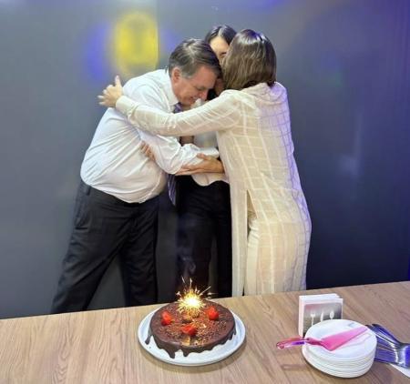 Michelle Bolsonaro postou foto ao lado da filha e do ex-presidente neste sábado (18)